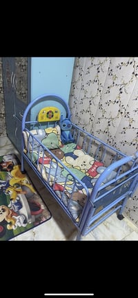 جرابي أطفال  عدد ثنين حديد نضيفات الزركه من عمر سنه إلى ٦ سنوات و وردي...