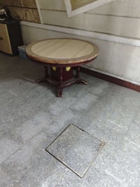 يوجد ميز طعام دائري مرمر وخشب زان ثقيل مع ٨ كراسي خشب زان ثقيل الاتصال...