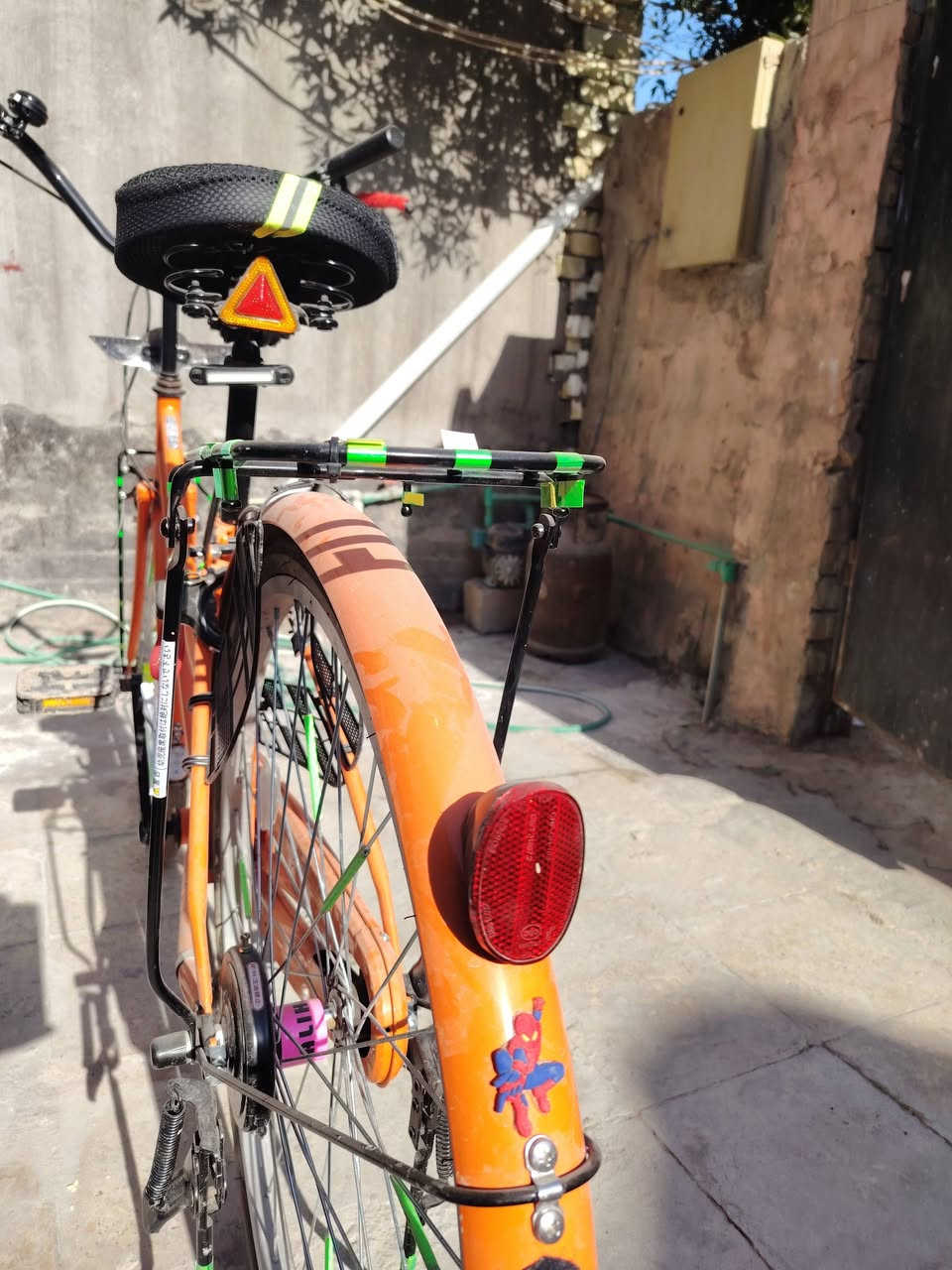 سلام عليكم بايسكل البيع مكاني بغداد ابو غريب شارع زيتون بايسكل بعده جديد سعر135وبي مجال شي قليل *********** وماكو هيج سعر بهاي نضافه حجم 26
