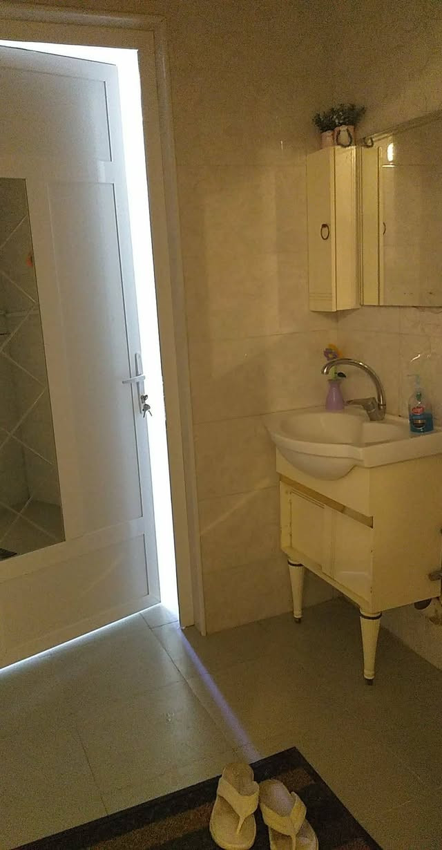 بيت ٢٠٦ متر طابقين بناء حديث الجربوعيه الثانيه مطلوب اسكان ٥٥مليونالتفاصيل
٤غرف

استقبال

مطبخ

كلدورعدد٢

صحيات عدد٣

حديقه

طارمه جبيره

تهويات عدد٢

الاتصال***********
