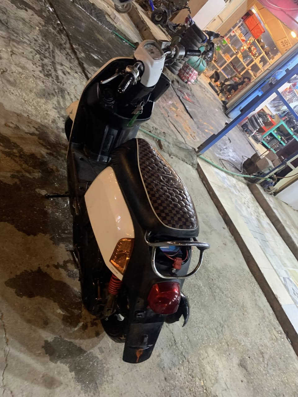 سلام عليكم ماكس بوليسي للبيع موديل 2008 او مراوس كلها بلاد وختم واحد كلها شغاله بيها كلج امامي رياضي WF كامله شلعه ومعدل مكينه بلاديه ما مفتوحه بس سلف برتقالي مبدل 

مكاني كربلاء 

السعر ٦٠٠ وبيها مجال 
*********** بي واتساب
