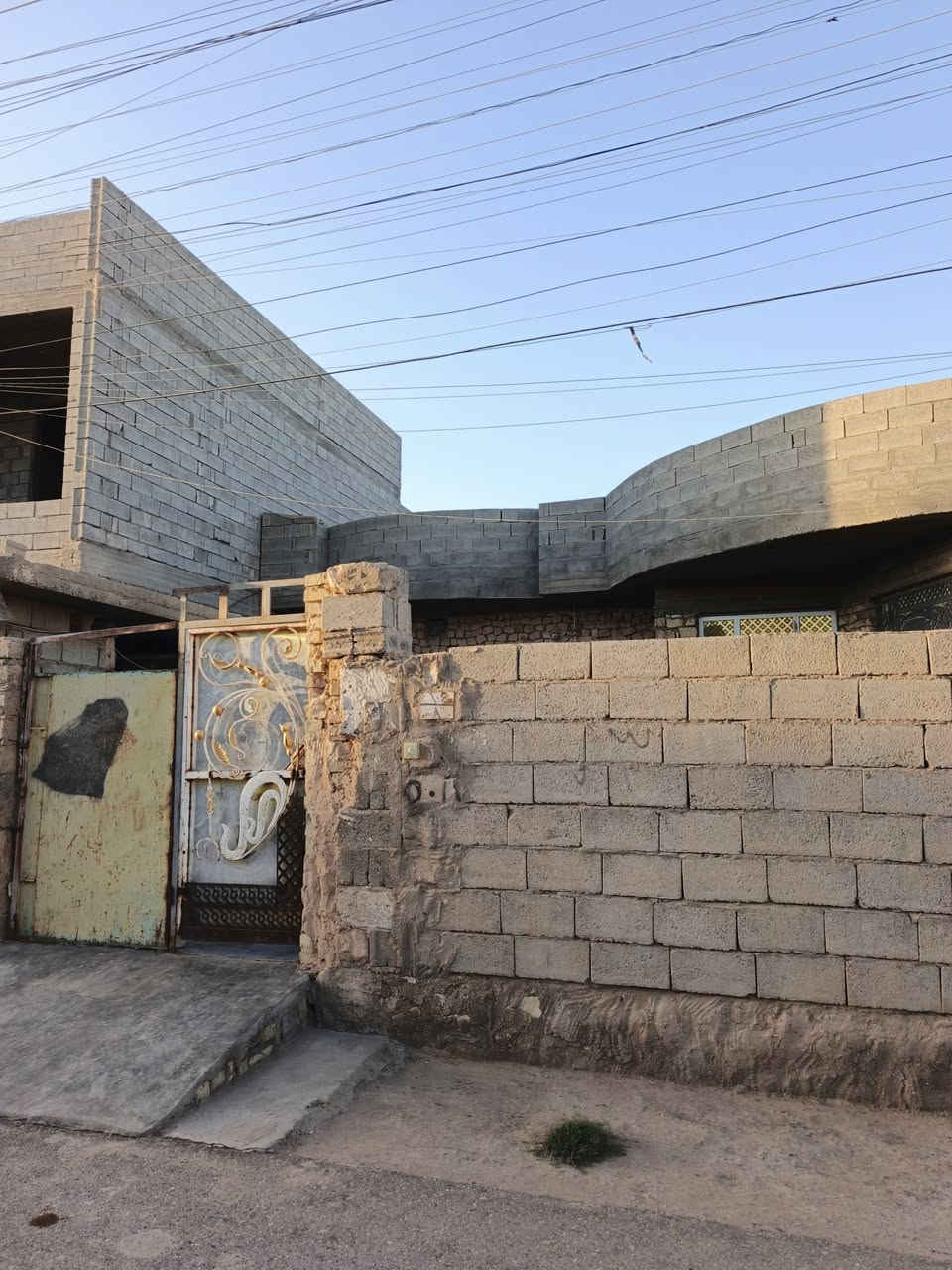 بسم الله الرحمن الرحيم 

دار للبيع في الرمادي الطاش الاولى قرب جامع صاحب البراق الدار طابو صرف تحويل مباشر مساحه الدار الكليه 333 متر الوجه 17 ونزال 20 مكون الدار من غرف نوم عدد 2 وصاله ومطبخ وحمامات داخليه وهول وديوان ومجموعه صحيات خارجيه وكراج وحديقه السعر 115 وقابل للتفاوض للاستفسار اكثر الاتصال ***********
