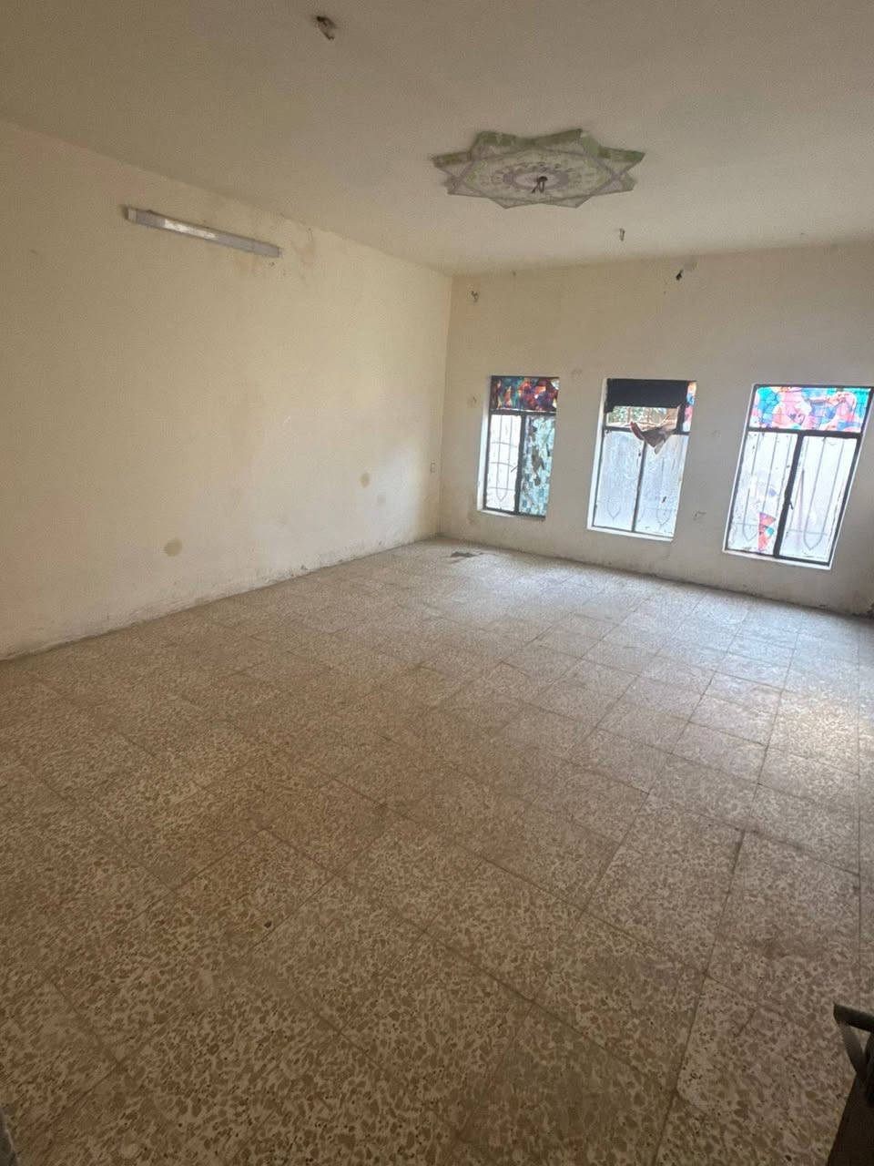 مساحة 200متر  يحتوي على
غرفتين نوم 
صالة هول 
استقبال 
حمام مع تواليت داخلي 
تواليت خارجي 
مطبخ 
منور عدد 2 كل غرفة نوم تطل على منور 
حديقة مع كراج سيارة  
وطابق ثاني 
اتصال على رقم ***********
وقت الاتصال من الساعة 1ظهر لغاية 8مسائا وذلك لوقت الدوام متوفر على الوتساب
