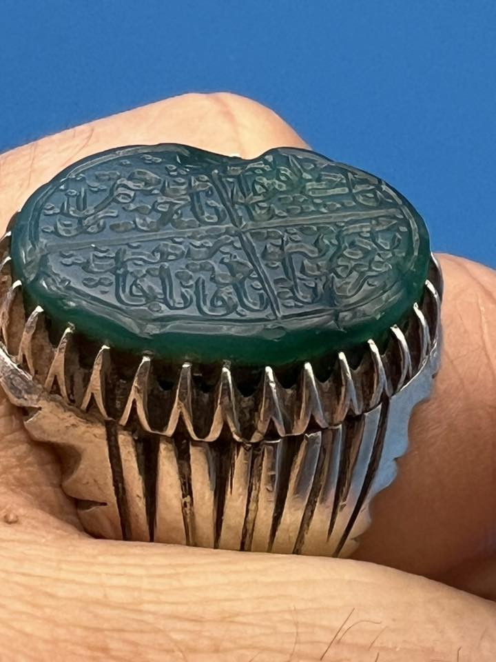 تحفه من العقيق اليمانيّ القديم الأخضر وخط قديم القلاقل الاربعه وبصياغه ثقيله صياغه سيد جعفر العنوان الكوت للاستفسار الاتصال على ***********
