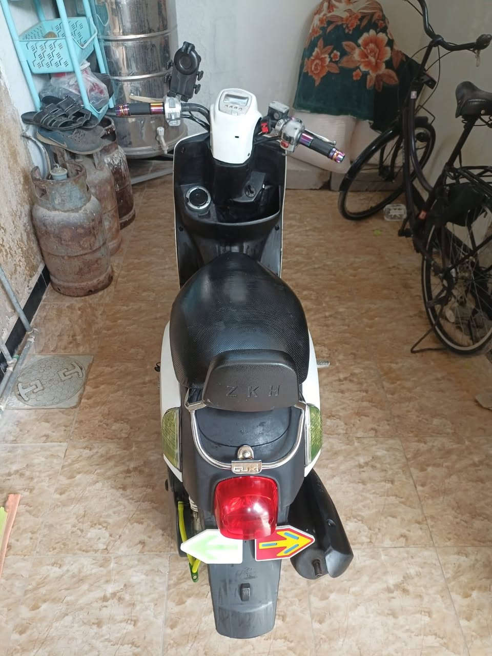 بوليسي 2009
نوزل رمبه كيج إلكتروني و ويل كروم كفرات بلاديه دراجه مزوده وكلها شغاله و جديده السعر 750 
للاستفسار / ‭0770 723 7822‬
