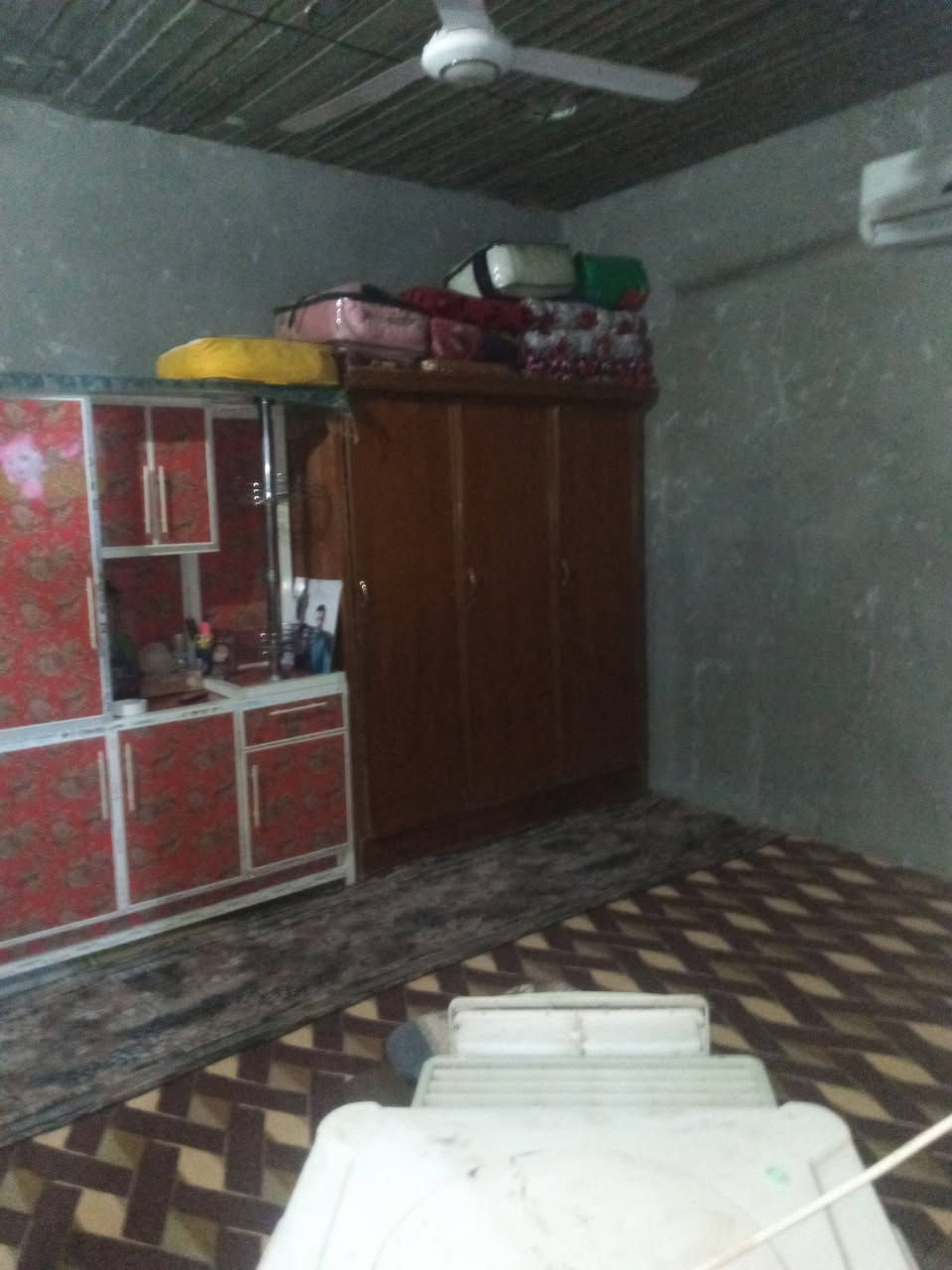سلام عليكم بيت للبيع المساحه 80متر عالي عن الشارع غرب مظيف ال هاشم تابع للمشروع ***********
