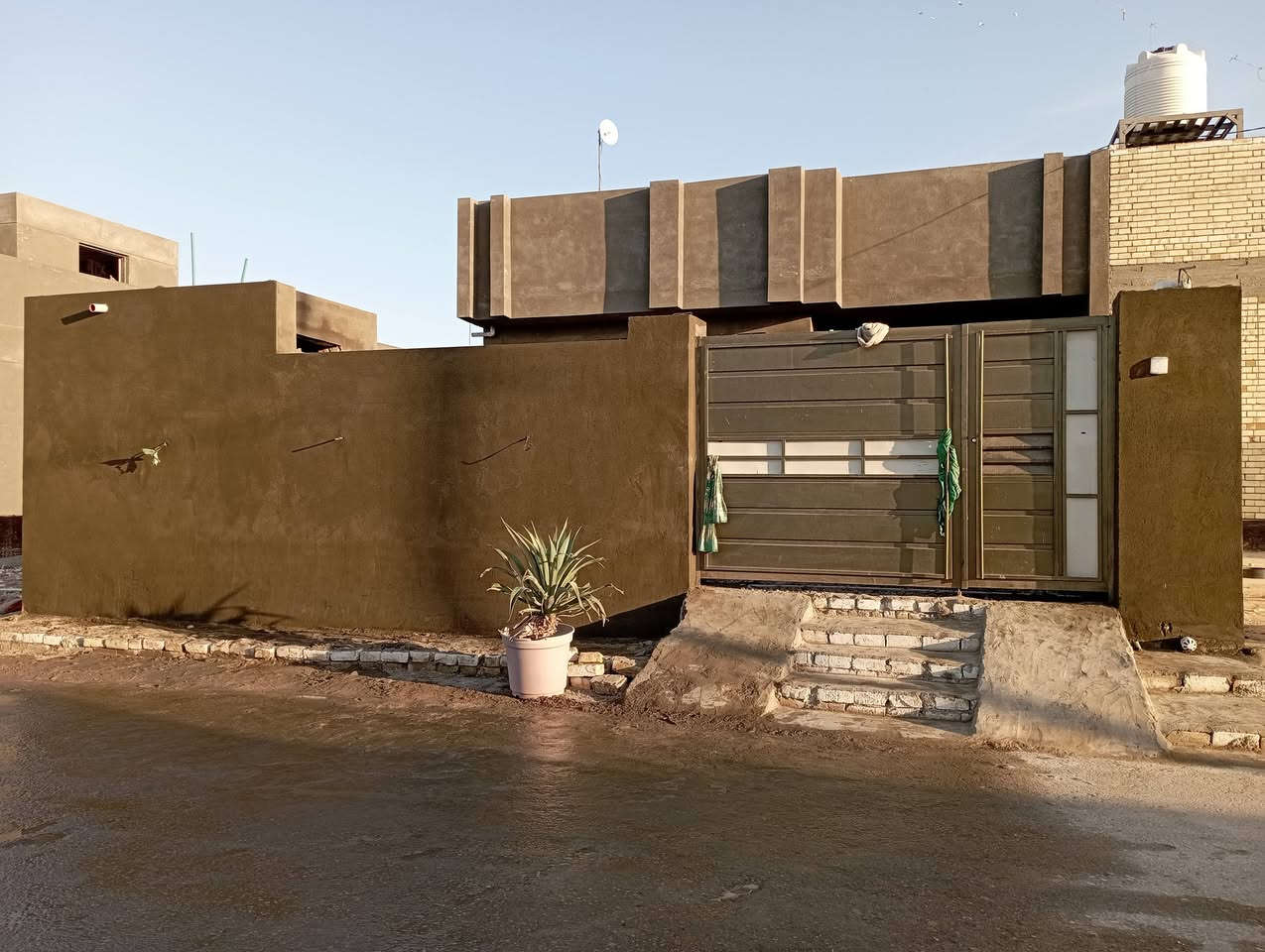 السلام عليكم دار للبيع المساحه 277 الموقع قاع حجي حسام الزكندري//***********
