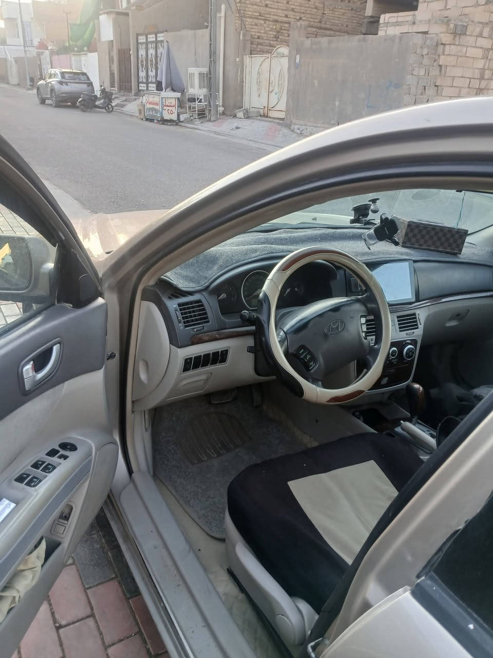 سلام عليكم سياره سوناتا خليجي موديل 2006.  مكينه 200
الون ذهبي رقم نجف مميز بسمي مصبوغه عام للجماليه سياره مكفوله من الضربه جديده معنا الكلمه تخم تاير جديد باتري جديد حداديه جديده محرك 200 كير مكفول غرفه جديده سياره جديده سعر /105وبيه مجال اتصال ***********كربلاء المقدسة
