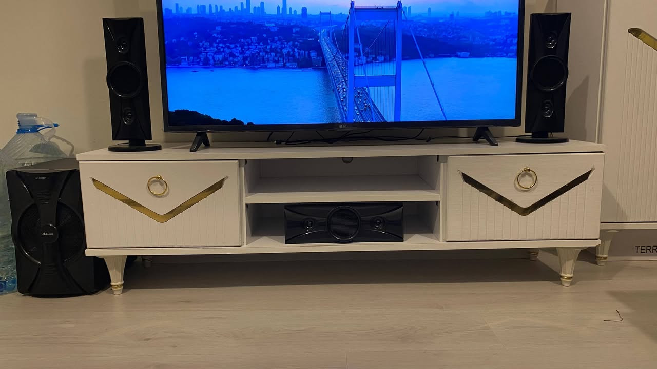 أثاث للبيع غرفه نوم جديده مع الدوشگ + البردات الغرفه والصالة + طاوله التلفزيون مع سستم الصوت بدون التلفزيون + الثلاجه سامسونك + الفرن + يوجد تخم القنفات لكن يحتاجله تعمير


**إذا كنت صاحب هذا الإعلان وتريد حذفه لأي سبب، رجاءا أرسل رسالة إلى الدعم الفني**