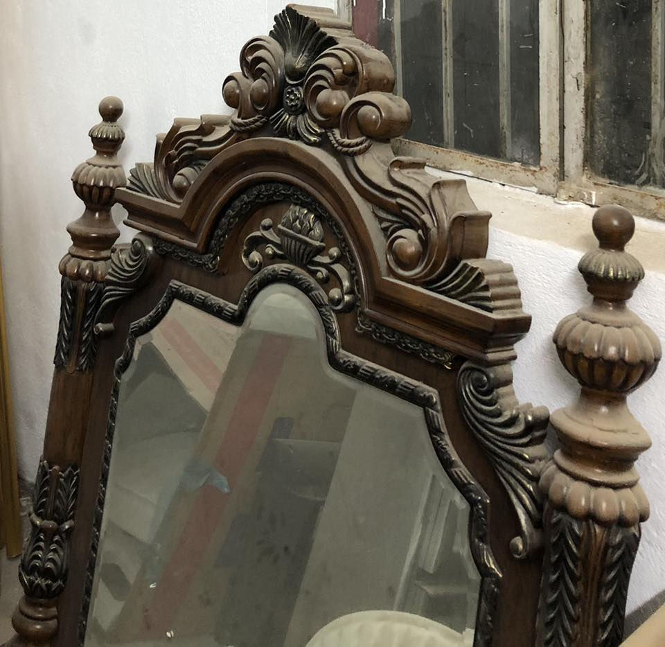 السلام عليكم للبيع بسبب الانتقال غرفة نوم نظيفة تحتوي على كنتور كبير 6 بيبان وجرباية ام نفرين وميز تواليت مجرات موجودة يحتاجلها فقط شد السعر 350 الف بيهة مجال للاتصال ***********
