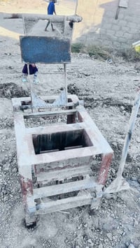 مكينة بلوك مع 150 قالب للبيع 07808413055