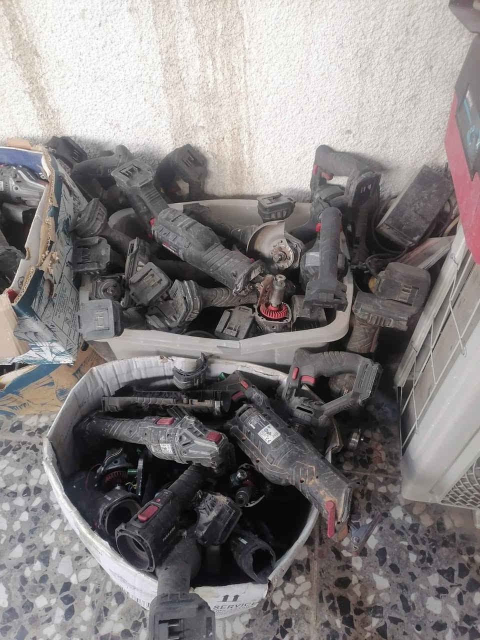 للبيع العدد اليدويه بإله موجود على مازنجر وعلى واتساب ***********
