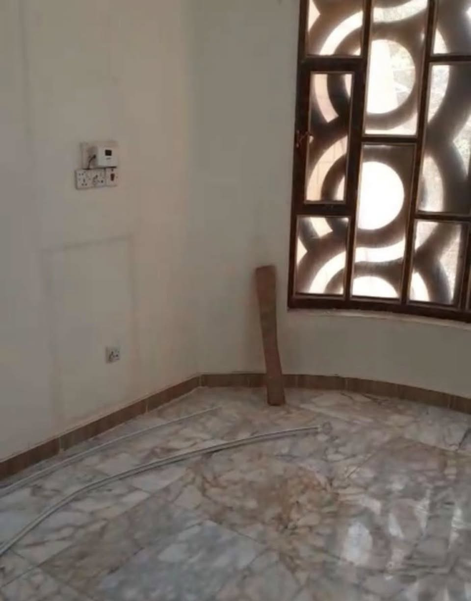 شقه للايجار درج خارجي
صاله مفتوحه ع مطبخ وغرفتين وحده جوه ووحده فوك وصحيات الايجار 500 قفل العنوان شارع الوفود 
***********
