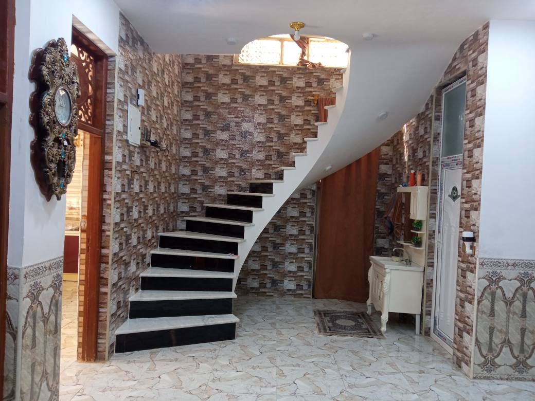 بيت للبيع 
طابو زراعي سند/25
المساحه//200 م
الواجهه//10م
النزال//10م
غرفة نوم//2
هول
مطبخ 
استقبال
مجمع صحيات عدد//2
كراج 
حديقه
خدمات جاهزه//ماء وكهرباء وخط مولده وانترنيت ضوئي ومدارس 
العنوان//
شارع 80 ،،،،شارع شريفه الجديد ،،،،،مقابل ملعب نوارس محيزم 
الاتصال//
***********
***********
مكتب عالم التطور للعقار 
بإدارة//أوس المرشدي للعقار حلة, بابل
