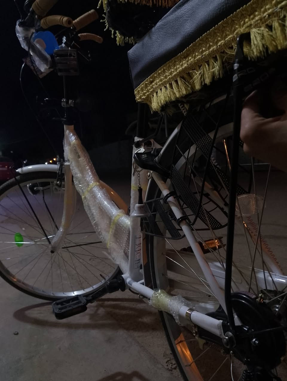 السلام عليكم بايسكل جديد والله استعمال شهر 120 وهي مجال الرقم علي واتساب متوفر 
***********
المكان الصوفيه شارع 40
