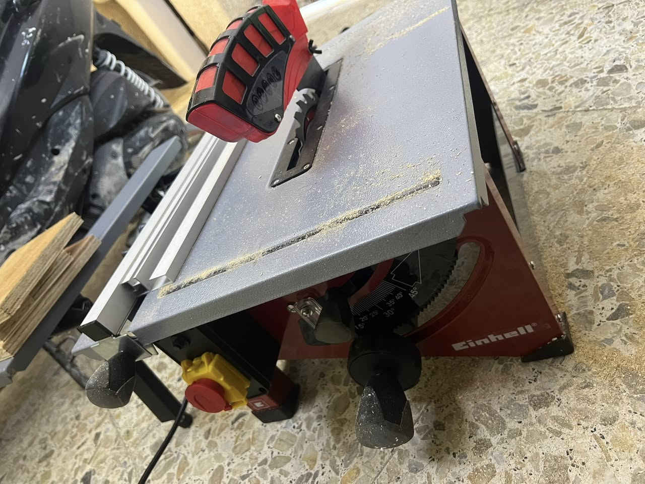 السلام عليكم منشار من ماركت انهل الالمانيه 1200واط ✅
حجم القرص 8وربع ✅

4800دوره بالدقيقه ✅

القرص يصعد وينزل ✅

ميلان 45 درجه يكص✅

حجمه 65❎52

للبيع بغداد السعر ٢٠٠ وبي مجال قليل *********** (( جديد بالكارتونه كامل ملحقاته))
