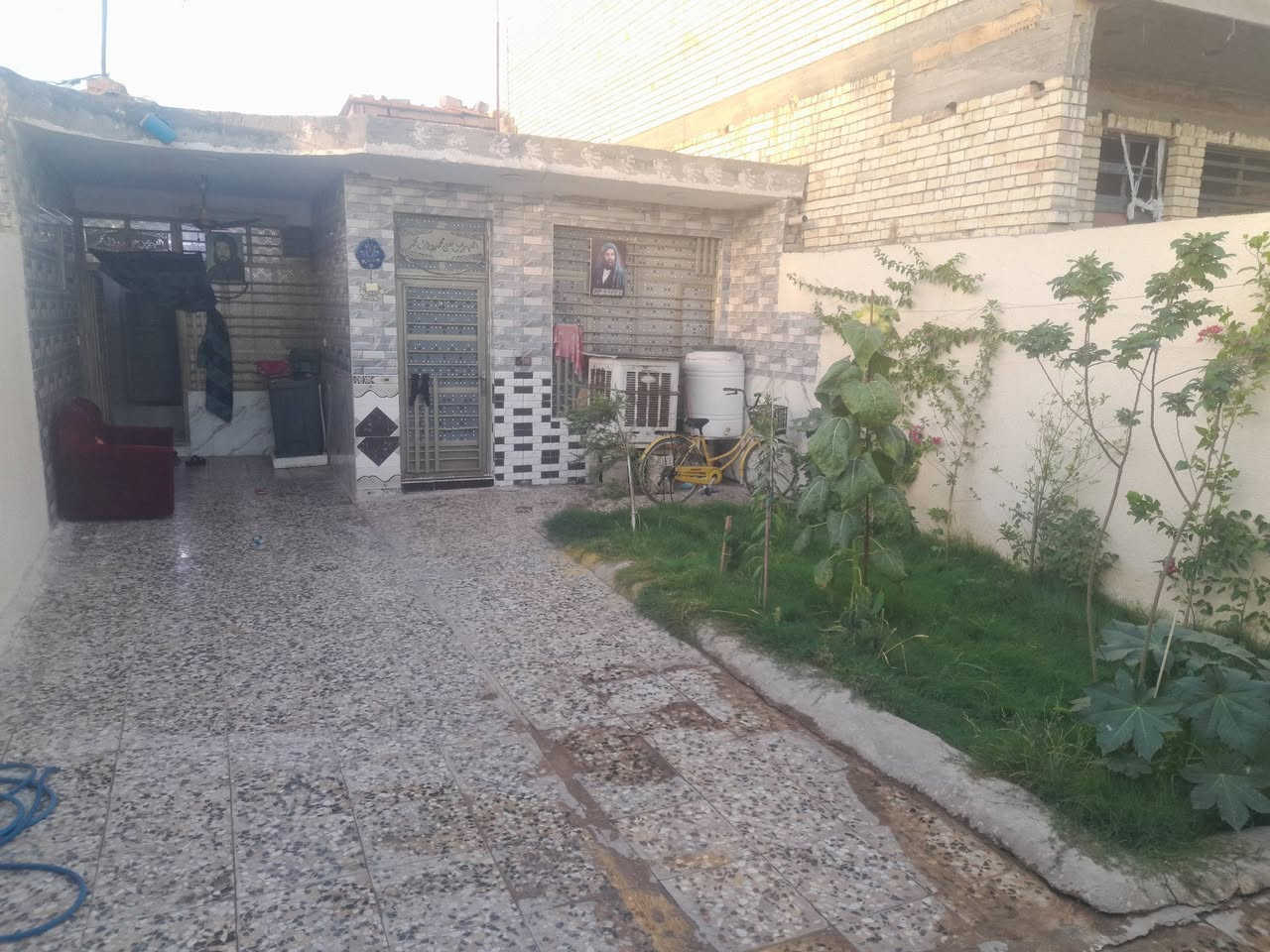‏بيت بالحميدية للبيع مساحة 260م واجيه 7ونص ونزال 36 مربع غرفتين واستقبال وحولي مطبخ حوش جبير عرض شارع 50م مقابل سياج حاكم زاملي بناء جديد 2025 سعره 125 وبي مجال ***********
