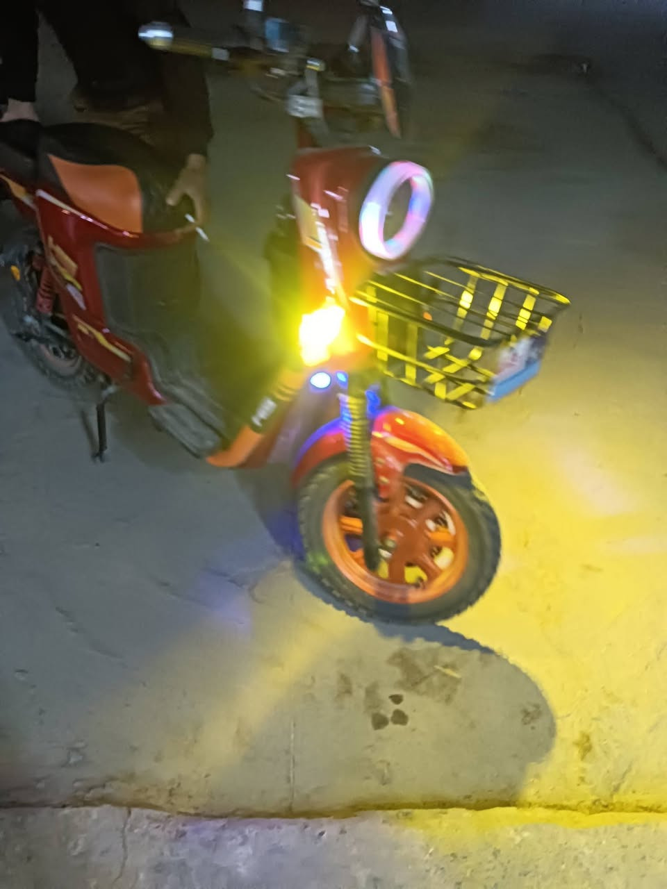 دراجة R9 للبيع جديدة نضافة 99 مكاني ابو غريب الشيحة 5 بطاريات الاتصال على الرقم ***********السعر 650 بيها مجال
