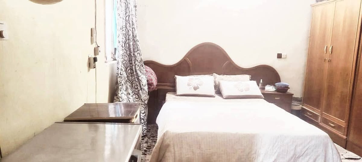 يوجد لدينا بيت المساحه 200 حي الحكيم قرب الحولي البناء استقبال +هول + مطبخ +غرفه نوم + صحيات داخليه +مخزن استفسار على رقم *********** أو على خاص
