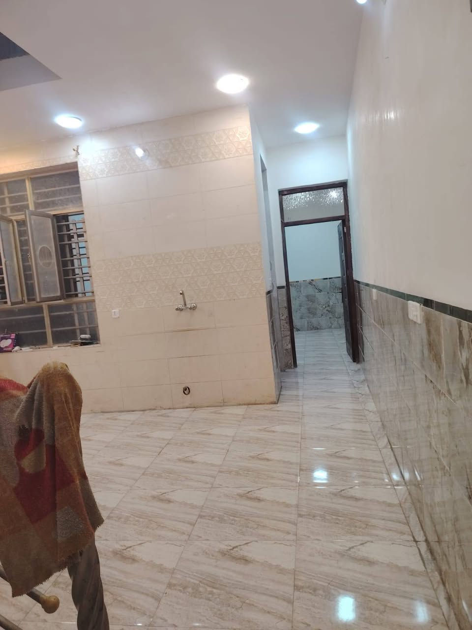 نالسلام عليكم بيت لايجار مساحه ١٠٠متر طابق ثاني جديد غير مستخدم العنوان الزعفرانيه قرب الوليد قرب الشارع العام لاستفسار ***********
