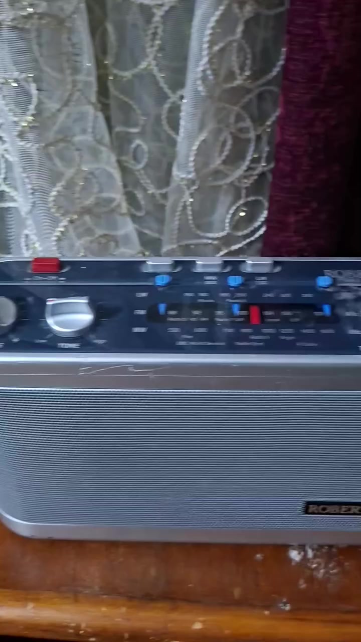 راديو ماركه نضيف جدا ٣ موجات اف ام موجوده سعر ٢٥ الف فقط يوجد توصيل ***********
