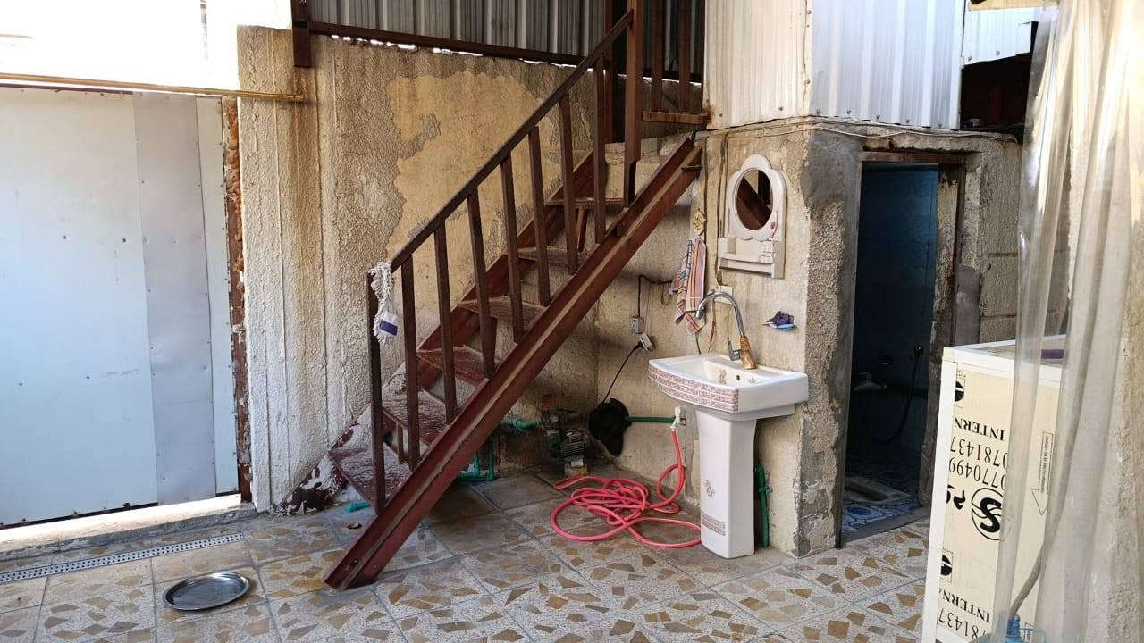 🔥 للبيع بيت طابقين معاملة كاملة 🔥

📍 الموقع: البصرة - تقاطع المعارض - شارع حسينية أهل البيت 
📐 المساحة: 150م طابقين
📜 السند: بلدية طابو صرف معاملة كاملة ***********
🏠 التفاصيل:
الطابق الأرضي: استقبال + صالة + مطبخ + غرفتين "كبيرة وصغيرة" + صحيات داخلية وخارجية + مخزن + كراج
الطابق الثاني: شقة مستقلة معزولة "غرفة وصالة وصحيات ومطبخ" + سطح كبير مسقف
✅ الكراج والسطح بيهم قمارة مغلف
✅ درج خلفي + درج الشقة من الكراج
✅ موقع مميز بصف الركن وجيران طيبين

💰 السعر: 100 مليون دينار قابل للتفاوض 
للاستفسار والصور اكثر: دزلي خاص *********** البصرة, العراق
