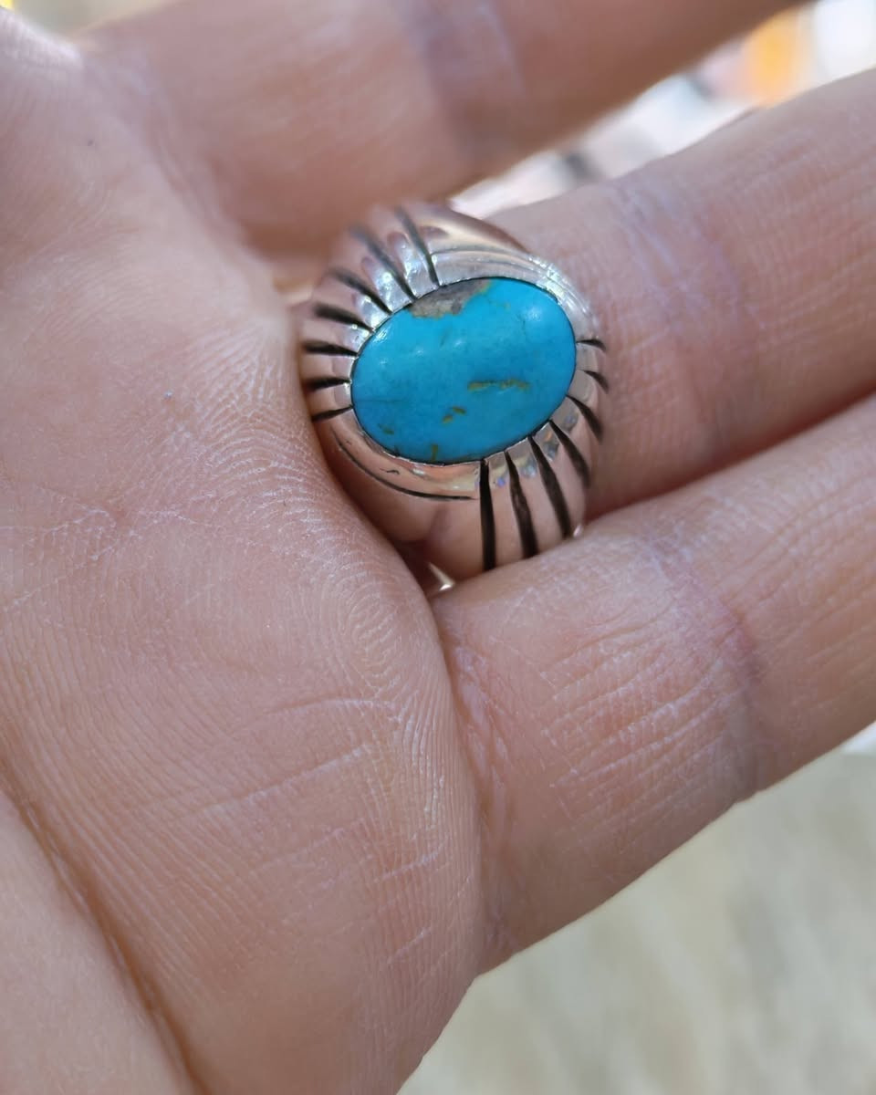 خاتم من الفيروز النيشابوري قديمة الحجرة
صياغة يدوية ثقيلة قياس جبير24 ونص

سعرة 100 قفل بدون عملة رجاءاً

*********** بغداد
