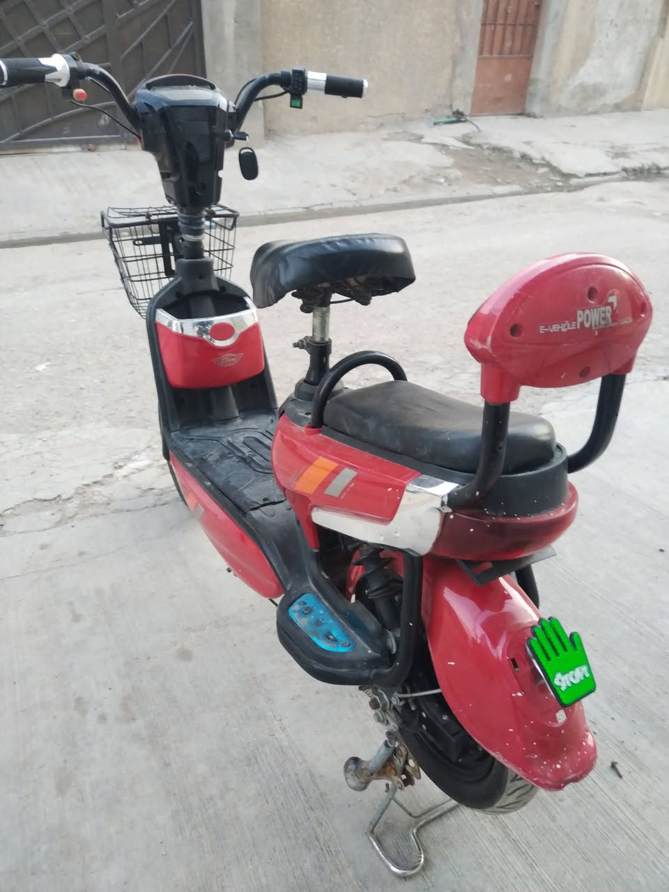 السلام عليكم دراجه شحن نضيفه وكامله كلشي شغال حجم 14 وياه شاحنه وبصمه وسويج

السعر 200 الف 
العنوان بغداد الامين الثانيه 
***********
