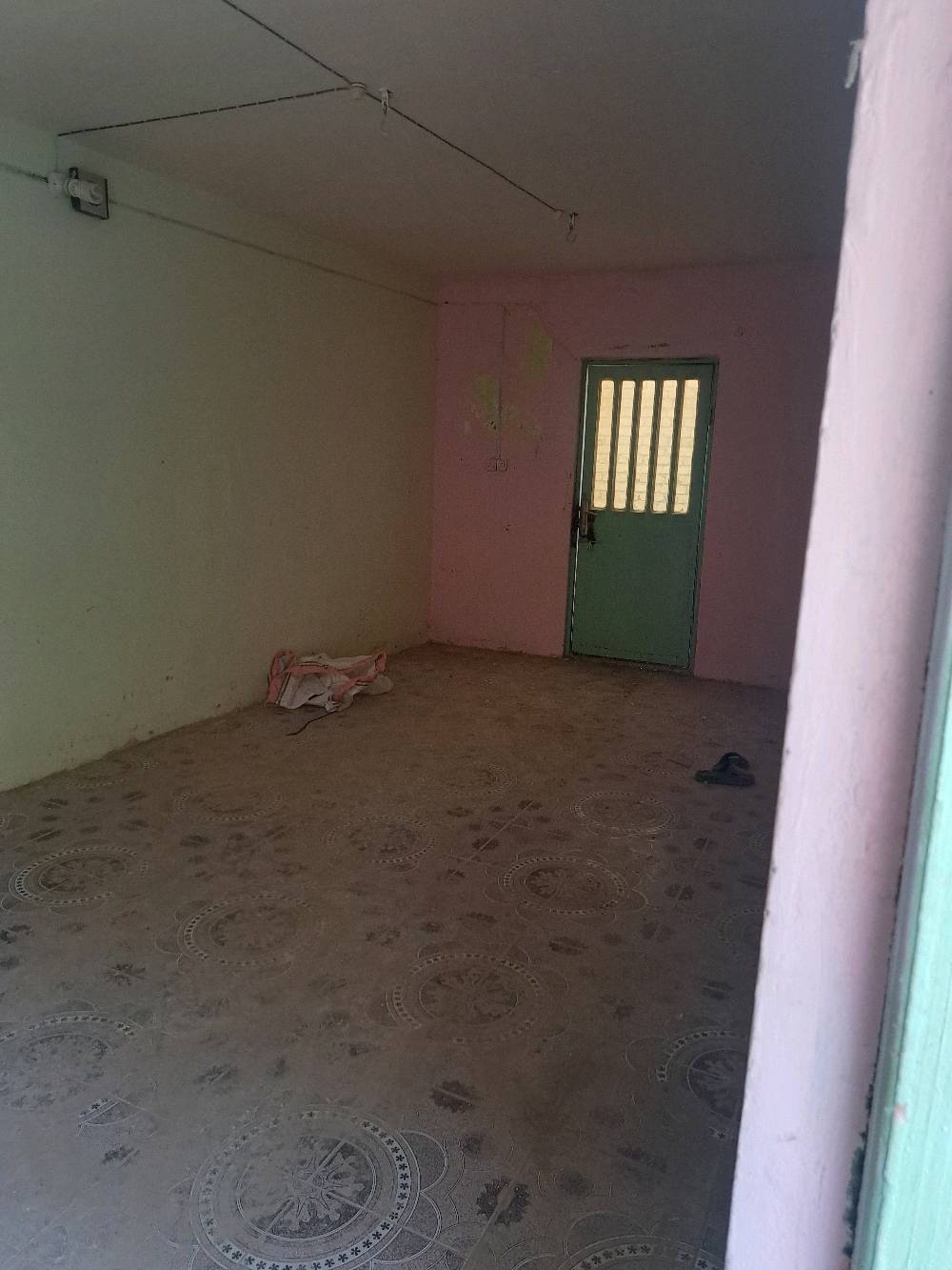 دار للبيع (طابقين) 🏠
متاح الآن منزل متكامل للسكن الفوري 
​✅ المساحة الكلية: 250 م.
✅ عدد الطوابق: طابقين.
ملاحظه الطابق الاول يحتوى على طرمه كبيره وحديقه 
ودوانيه وستقبال ومطبخ وغرف نوم عدد 2 ومناور عدد 2 وصحيات داخلي وخارجي وكلدور  الطابق الثاني يحتوى على دوانيه وستقبال ومطبخ وصحيات وغرف نوم عدد 2 غير كاملات 
✅الطابق الثاني غير مسكون فيه من سنة التشيد الدرج خارجي وداخلي وباب منفصل وحده
​  "للاستفسار يرجى الاتصال"].
***********
📍 العنوان: [ حي المعلمين الجديد].