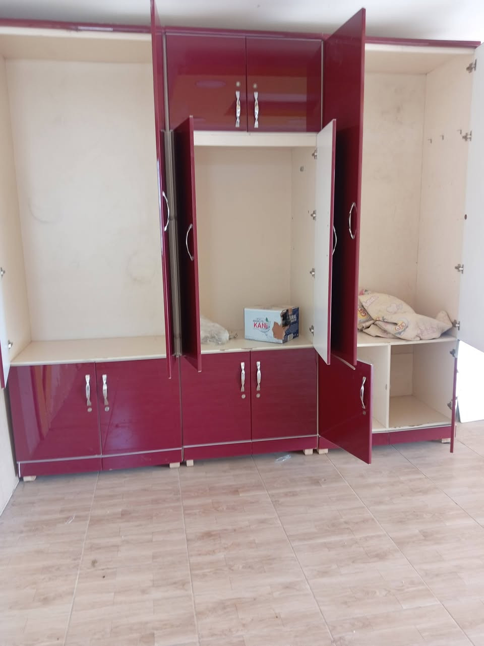 كانتور بو فروشتن
له هه ولير سي بارجه ي به رزي ٢٧٥ دوو مترسانتيم دريزي ٢٩٠ نرخي ٣٠٠ هه زار مجالي كه مه ***********
