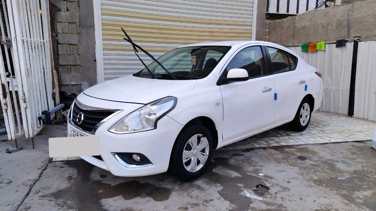 

السيارة نيسان صني نظيفة جدًا ولونها أبيض. السيارة موفرة للوقود ومثالية للاستخدام اليومي. توفّر الراحة للسائق والركّاب، وتتميز برحابتها الداخلية ومساحة تخزين جيدة. الدواليب حالة جيدة والسيارة معتنى بها بشكل ممتاز.