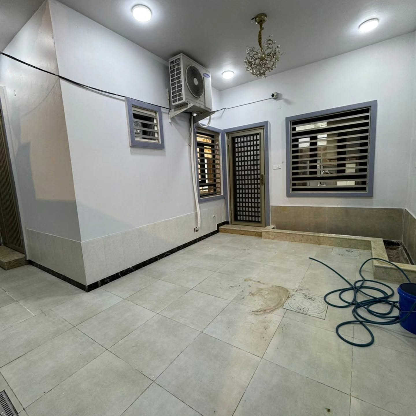 🏡✨ دار طابقين للبيع مع الأثاث – فرصة مميزة للسكن والاستثمار ✨🏡
📍 الموقع: البراضعية – إفراز أبو ياسر – الشارع الأول
📐 المساحة: 200 متر مربع
📏 الواجهة: 12.5 متر
📄 الطابو: ملك صرف
🔹 تفاصيل العقار: 🛏️ 4 غرف نوم 🛋️ صالة واسعة 🏠 استقبال أنيق 🚿 4 مجاميع صحية 🧺 لوندري 🍳 مطبخان (عدد 2)
⭐ مميزات إضافية: ✔️ الدار مؤثث بالكامل ✔️ درج خارجي مستقل ✔️ إمكانية فصل الطابق الثاني وتحويله إلى مشتمل مستقل ✔️ موقع مناسب للسكن العائلي أو للاستثمار وتحقيق مردود إيجاري
💰 السعر: 500 مليون دينار
📞 للاستفسار والمعاينة: *********** ***********
🔹 تبارك العقارية 🔹 نرافقك بخبرة وثقة لاختيار العقار المناسب، ونوفر أفضل الفرص العقارية في البصرة بأسعار مميزة.

