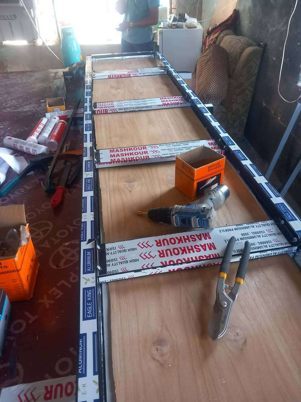 معرض ومعمل الاخوين لبيع وشراء الاثاث الجديد والمستعمل عمل انواع المطابخ والكاونترات حسب طلب الزبون انواع الجزامات ولدواليب  والكناتير الامنيوم يوجد اقصاد على مدار  6 اشهر اي موديل بالك بس دز الصور والقياس واحنه حاضرين العنوان الانبار القائم مقابل مركز الشباب هاتف ***********
