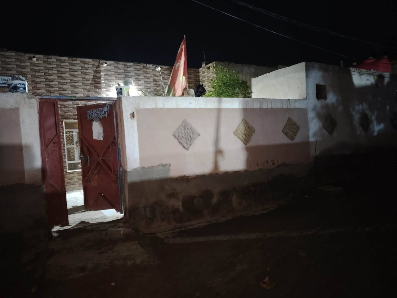 سلام عليكم كل عام وانتم بالف خير بيت للبيع زراعي مساحه ٢٣٠ حي لعسكري علا شارع سيد محمد  جاهز ماء كهربا مولد وطني مجاري متكون من ٣غرف وصاله ومطبخ صحيات وبراني بناء ٢٠١٦بلوك طابوق ارضيه شتايكر تصال علارقم ***********
