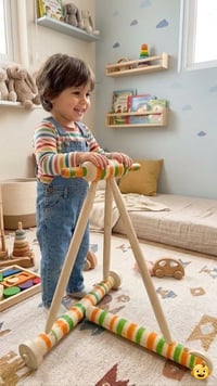 عجلة خشبية • تعليم المشي • أطفال