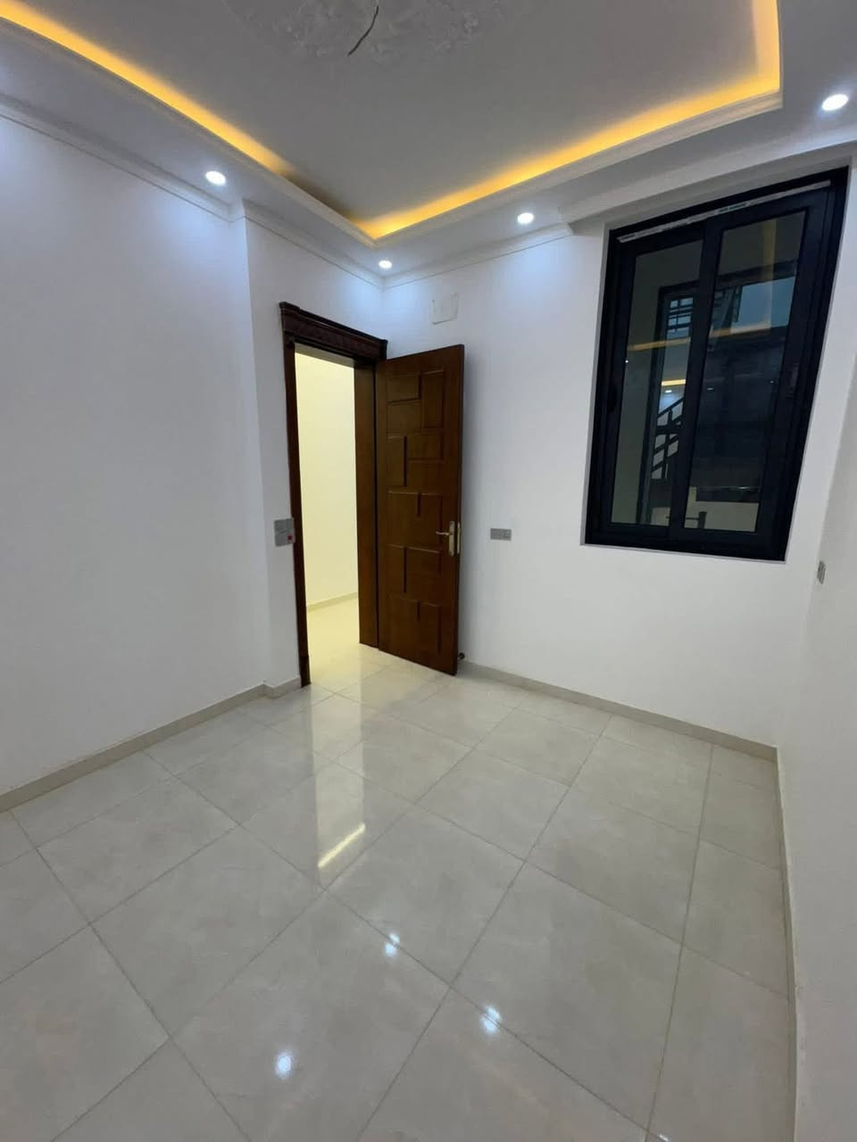 � للبيع – دار سكن فخم بمواصفات راقية
📍 الموقع:
منطقة البنوك – زقاق 8 – خلف شارع الكنيسة
موقع مميز وهادئ وقريب من جميع الخدمات

📐 تفاصيل العقار:
• المساحة: 150 متر
• الواجهة: 5 نزال 30
• سند مفرز رسمي
• عرض الشارع: 15 متر + رصيف 5 متر

🏠 مواصفات البناء:
• أربع غرف نوم سويتات كاملة
• بناء فول درجة أولى
• سنة البناء 2025
• تصميم عصري وتشطيب فاخر

📞 للاستفسار والمعاينة:
مكتب أبو كنار للعقار
☎️ 0771 786 0745
