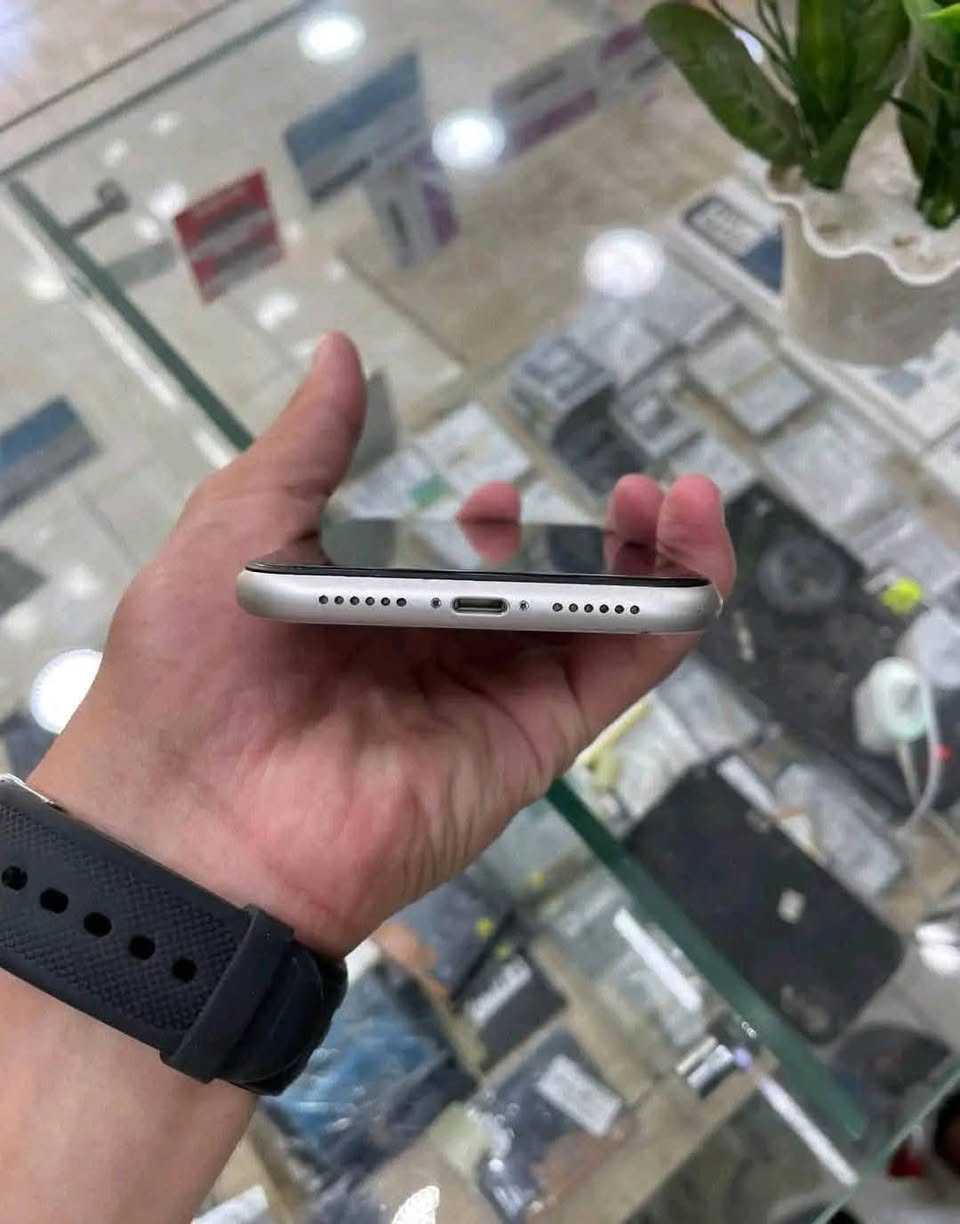 ايفون 11عادي امريكي ذاكره 128 بطاريه 77 خط واحد مكفول السعر مناسب جدا 210 فقط الاستفسار خاص او الاتصال ***********بي وات ساب
