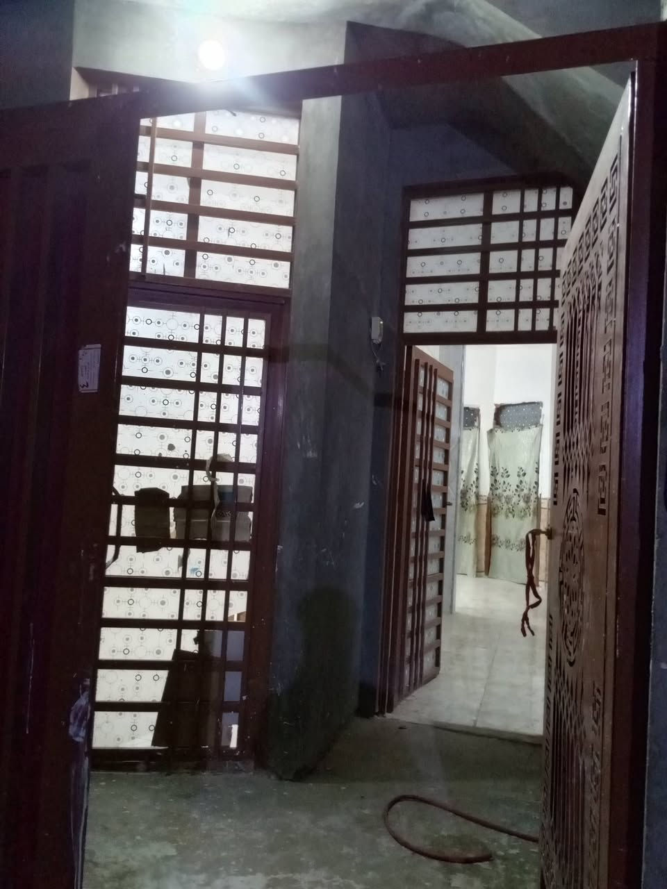 *🏡 بيت للبيع - مساحة 110م² طابقين - درج خارجي* 
*📍 مزارع النجف - شارع المطحنة، مقابل قرية الغدير*

*تفاصيل البيت:*
*الطابق الأرضي:*
- 2 غرف نوم 
- صالة مفتوحة على الاستقبال
- مطبخ + صحيات

*الطابق الثاني:*
- غرفة نوم 
- صالة 
- مطبخ + صحيات 
- كراج سطح

*المميزات:*
- *المساحة: 110 متر مربع*
- بناء مشتبل ونظيف
- كهرباء ✅  ماي ✅  مدارس قريبة ✅
- منطقة سكنية وهادئة

*💰 السعر: 48 مليون دينار*  
*وبيه مجال قليل للشراي الجاد*

*📱 للاستفسار واتساب  واتصال:*  
*************
