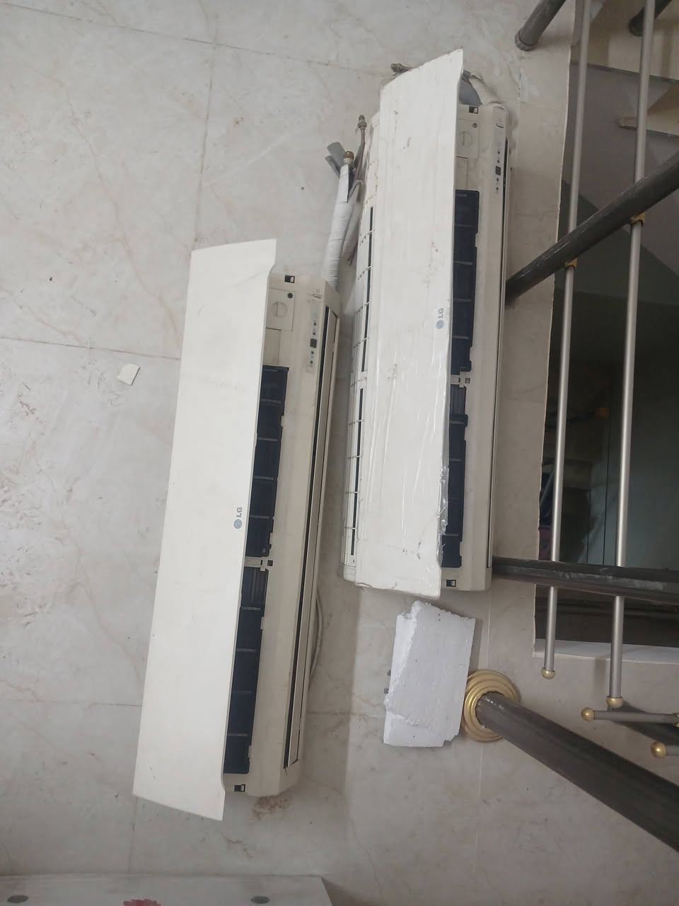 للبيع
سبلت طن عدد ٢ للبيع بدون بواري جاهزه 
السبلت كدامك مامشتغل فقط متروك
داخليات ثنين lg
خارجيه lg
وخارجيه AUX
سعرهم قفل ١٢٥ 
لتواصل ***********
مكاني بغداد الغزاليه
