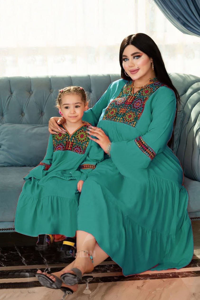 ♕   بًسِمً آلَلَهّ آلَرحًمًنِ آلَرحًيَمً ♕
 يا جبار يا الله 🙏 
الاقوى في العراق
خامه ممتازه وجوده عاليه وسعر مدهش 
✅  الموديل: جلابية  شانيل اطفالى👗 👌
✅  الخامه : قطن ريون مستورد عالج الجوده ومعالج ضد الانكماش 

✅   التطعيم:   تطريز شنيط على الصدر والكم ( ياقة) تطريز  نفس الصدر 👗👌👌

✅  الوصف:  جلابية  الام والبنت اطفالى  قصيرة 🔺 تونك مناسب للخروجات وتم تركيب شرايح بشكل عرضى وبشكل احترافى 

🔺يليق باسم شركة بيت الغريب♕♕ 

✅   المقاسات:  
  مقاس 0 ⬅️ 65سم حتى سنه 2سنوات
  مقااس 1 ⬅️ 75سم حتى سن 10 سنه
  مقاس 2⬅️ 85سم حتى سن 12 سنة 
  مقاس 3⬅️ 95سم حتى سن 14 سنه
    مقاس 4◀️ 100سم حتي سن 15سنه
         👗 واسع جدا من اسفل 👗

         ☄️🔺  بيت الغريب 🦅☄️  

✅سعر الدرزن اطفال القياس  1.2:   👀
 3. 4  الدرزن 122 الف فقط ✔️✔️
سعر الأم للدرزن 142 الف فقط ✔️
مقاسات 1/2 تلبيس 
مقاس 1 من 65حتي 75k 
مقاس 2/ من 75حتي 100 K


**إذا كنت صاحب هذا الإعلان وتريد حذفه لأي سبب، رجاءا أرسل رسالة إلى الدعم الفني**