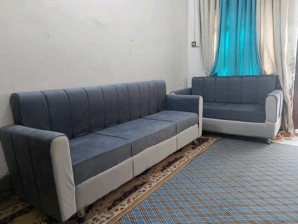 
شنو الأبعاد التقريبية لكل قطعة؟: 
١١ مقعد
شنو نوع القماش المستخدم وإذا كان مقاوم للبقع؟: 
جديد ما مستخدم 
هل الكنب قابل للتعديل أو التفكيك؟: 
تسكام 
وين مكانك بالتحديد في حال أردت أفحص الكنب؟: 
ديوانيه شافعيه تواصل واتساب
شنو السعر المطلوب وهل قابل للتفاوض؟: 
0