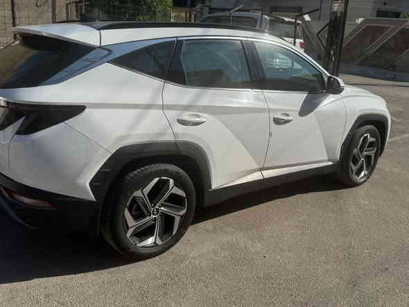 السلام عليكم 
توسان 2024 خليجيه 
ماشيه 19 km الف 
فول مواصفات 1/1 
رقم بغداد بأسمي 
جنطه كهرباء ، كشنات كهرباء ، تدفئه 
داخل ابيض جديده جداً زيرو السياره 
بيها  رصعتين وحده ب جاملغ الأمامي الأيمن 
ووحده بالجنطه فقط فقط 
السعر : 238$ الف 
المكان : بغداد اليرموك 
للاستفسار: ***********
بهاء ابو علي
