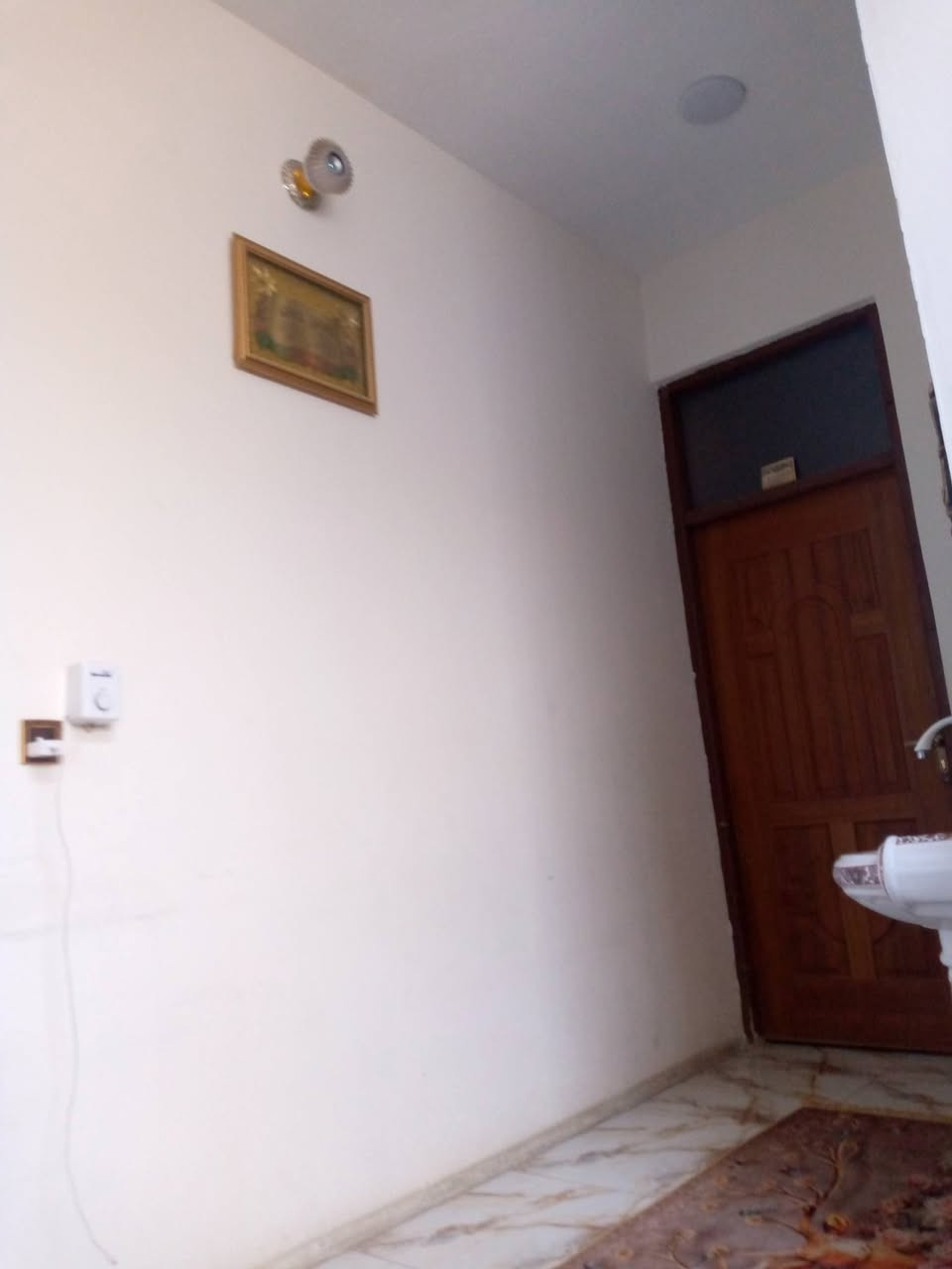 دار مع محلات للبيع المساحه 160متر يحتوي على استقبال مطبخ صاله غرفه نوم وحمام الطابق الثاني كامل ثلاث غرف نوم وصاله وحمام الدار خدمات كامله على الشارع العام الرابط بين مدرسه الأمين والتقاطع منطقه باب الدرب للاتصال على الرقم ***********
