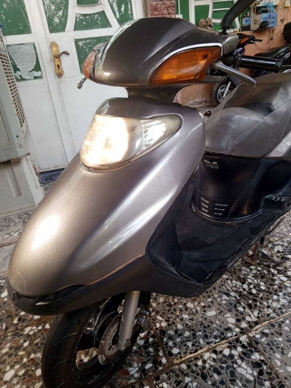 السلام عليكم دراجه سبيسي للبيع السعر 450بلاش مكفوله كهربائيات مكينه خرسه لايت عالي  السرعة جوده عاليه دراجه مامتعوبه بالبيت لاطالعه ولاماشيه كل اسبوع اروح للسوك اطلع بيه دراجة بيه نقوصات قليله وبصيطه العنوان بغداد اتصال ***********اوخاص وبالعافيه على ياخذهه باتري جديد تايرات جدد
