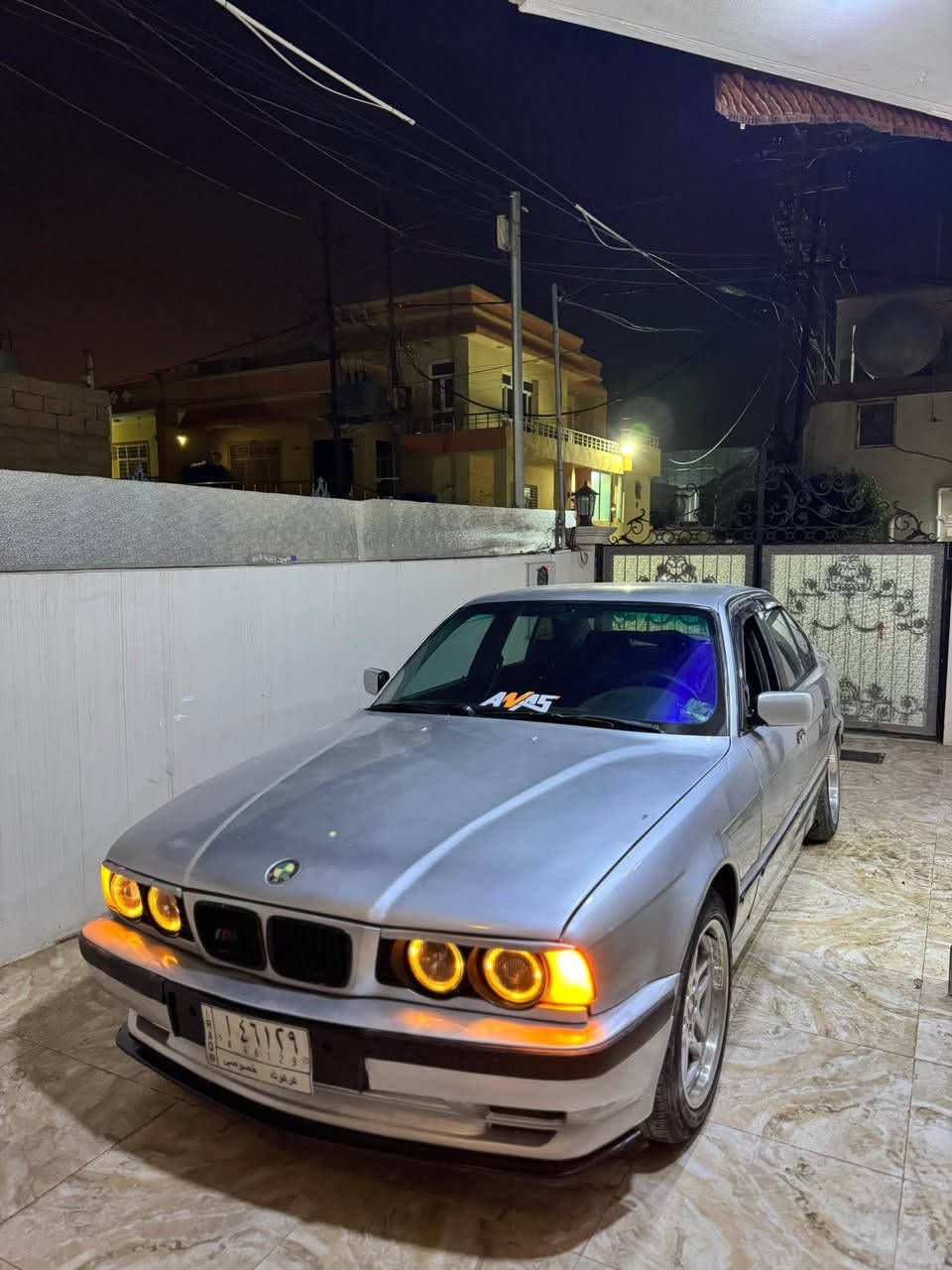 ‭***********‬
بيئم دبلیو للبیع موديل 1991محرك525کبس بیلاد
کیر اتوماتيك
السنويه مشروع وطني بس قديم
جامات كهربايي
بجم عريض 
قفل مرکزي
كير محرك شرط 
بدون صرف بدون بخار
 مصبوغه عام جماليه 
سعر 65 ومحال بسيط كركوك, العراق
