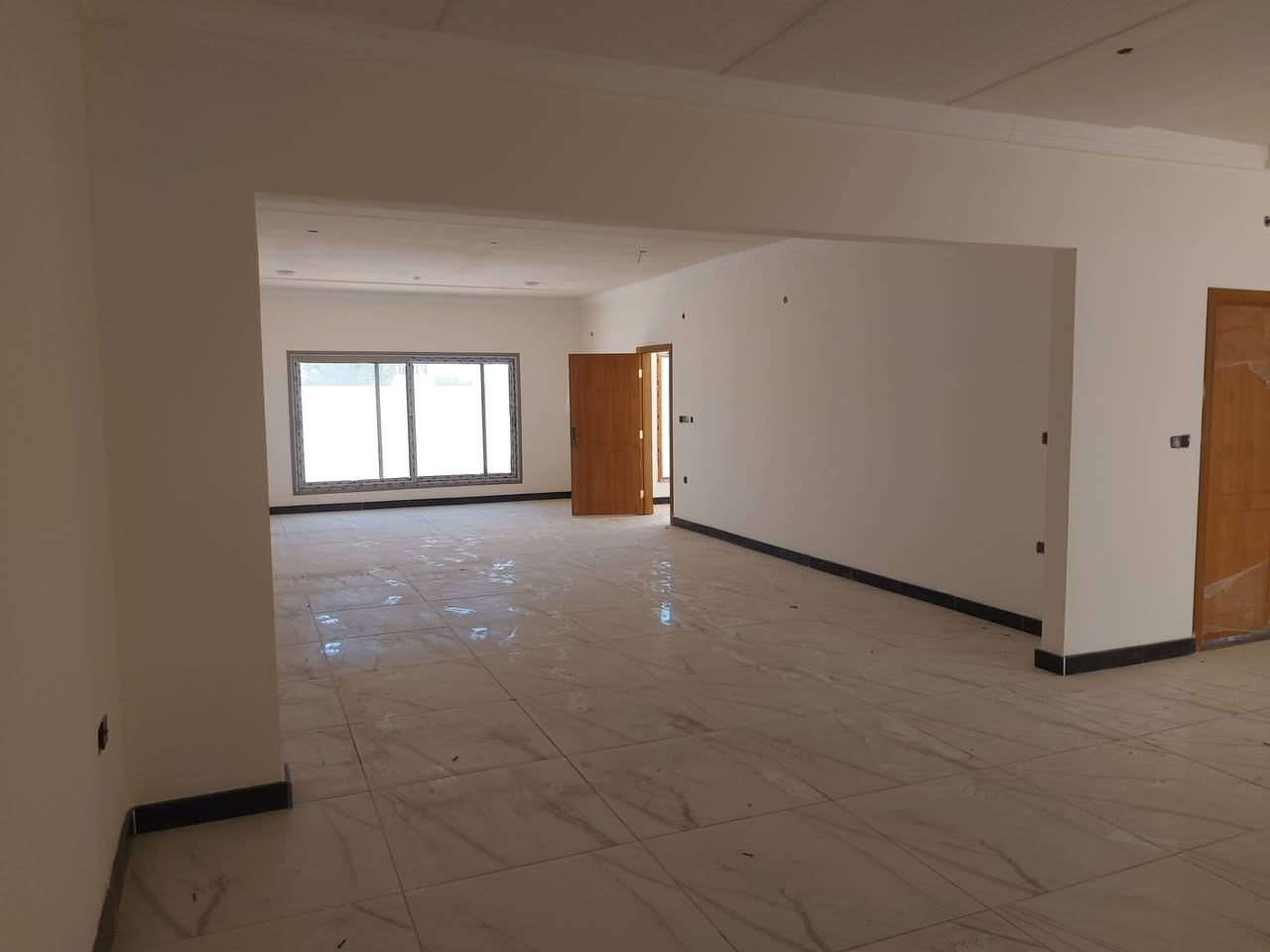 دار للإيجار بمساحة 400م طابقين VIP ركن إتجاه شرق
النجف الأشرف مجمع قرية الغدير الثانية 
الموقع مميّز: 🚞
يقع العقار شارع 100 القوسي
(منطقة المجمعات) ويتميز بإطلالة مباشرة على ساحة حديقه قرب والمدارس 
بلوك 28
المساحة الكلية: 400م
جديد غير مسكون 
التصميم الداخلي
غرف النوم عدد 5 
غرفتين في الطابق الأرضي وثلاثة غرف في الطابق الثاني 
بنظام سويت
الأستقبال مفتوحه على صالة داخلية واسعة مع صحيات للضيوف 
المطبخ واسع
حديقه أمامية وجانبيه
کراج سيارة 
الصحيات: عدد (5)
اثنان داخليةواثنان نظام سويت
واحده للضيوف داخل مدخل الأستقبال 
يوجد صور وفيديو 
للإستفسار والتواصل الأرقام التالية
***********
***********
مكتب سما بلادي للعقار. 
عنوان المكتب النداء شارع المجمعات مجمع بيتي السكني الأول مقابل الأميرات الثانية او مطعم وكافيه الشيف محمد صلاح.
نستقبل جميع عروض الدور والأراضي.
