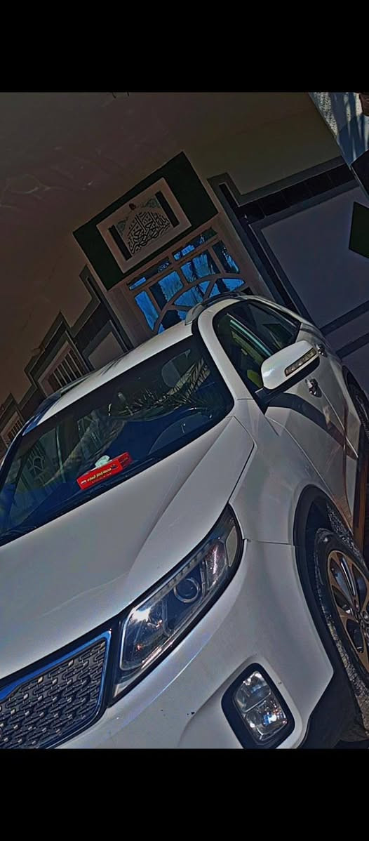 سورنتوو  للبيع 2015 لون ابيض
وارد خليجي 7 راكب 6 سلندر
بيها صبغ بالجاملغ الايسر خمس اصابع 
للاستفسار ***********
