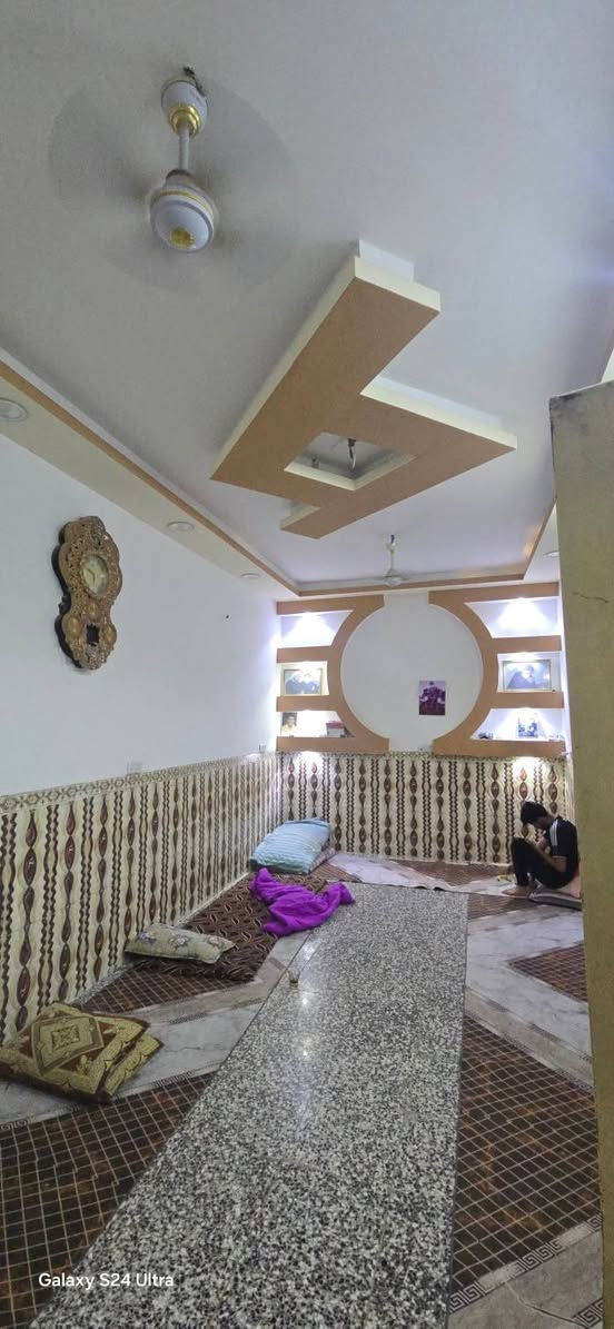 بيت. للبيع. مساحه. 125 م.  موقع ممتاز.

حي العسكري العابد. قطاع 11 يم سوك لعابد. تفتح الباب اطب بلسوك.

البيت. طابوك. كله. بناء درجه اولى. سنه البناء 2020

صب مسلح كونكريت. البيت  طابق ونص يحتوي ع غرفتين نوم  وصاله كبيرة وستقبال خارجي ومطبخ وصيحيات داخلية وخارجية ومنور داخلي.

البيت. كله حجر وسيراميك. للسكف. ومطبك كاشي من الخلفية للباب الحوش. 

لاستفسار. الاتصال. ع رقم. ***********
ومتواجد ع فيس اذا ماعدك رصيد 😅✌️
