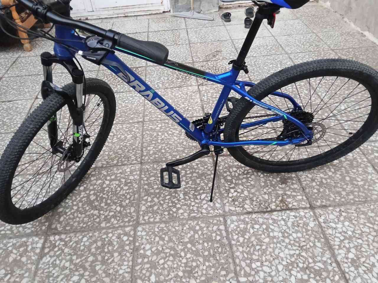 🚲 بايسكل BRABUS للبيع 🚲
🔹 الماركة: BRABUS
🔹 الصناعة: تشيلي
🔹 الفريم: ألمنيوم (خفيف وقوي)
🔹 يتحمل وزن لحد 140 كغم
🔹 المكينة: Shimano
🔹 البريكات: Shimano
🔹 نظام المكينة: 3×7
🔹 الإطارات: Tubeless (جوبلس)
📌 ملاحظة:
العكرب مبدّل وغير نوعية (الباقي أصلي ونظيف)
🛒 البايسكل مشتَرى من معرض تيزاب
⏱️ استخدام قليل وحالته ممتازة
💰 السعر: 190 وبي مجال
📍 المكان: حي الجهاد – الشيشان
📱 واتساب: ***********
