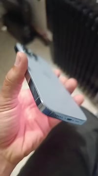 عندي ايفون 13 برو فقط شرق اوسط مكفول من كلشي بطارية 77 شغال  ذاكرة 128...